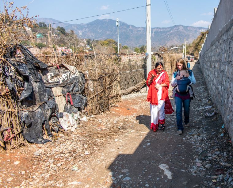 Renu und Judith auf dem Weg in einen Slum